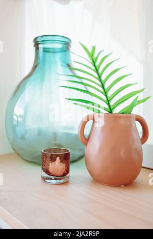 Vaso blu e urna di terracotta, decorazioni in caravan d'epoca. Foto Stock