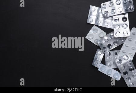 Confezioni di tablet vuote su una tavola con spazio libero per il testo, abuso di pillole, concetto di dipendenza, stile di vita sano. Foto Stock