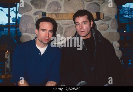 Jason Patric e Ray Liotta in un'opzione fotografica per 'Narc' al Sundance Film Festival allo Spur di Park City, Utah, il 13 gennaio 2002. Photo Credit: Henry McGee/MediaPunch Foto Stock