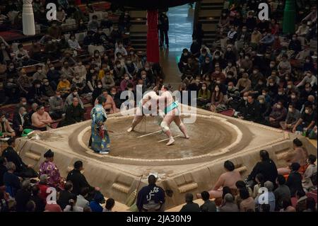 I lottatori di sumo durante un bout allo stadio Ryogoku Kokugikan di Tokyo durante il Gran Torneo di Sumo nel gennaio 2022. Foto Stock