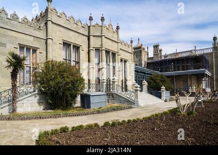 Alupka, Crimea - 19 marzo 2021: Facciata meridionale del Palazzo Vorontsov in primavera. Foto Stock