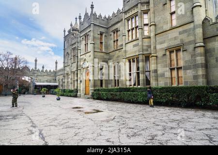 Alupka, Crimea - 19 marzo 2021: Facciata settentrionale del Palazzo Vorontsov in primavera. Foto Stock