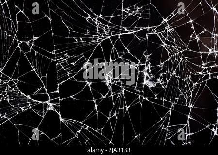 vecchio vetro sporco con molte crepe, vecchio vetro rotto su sfondo nero Foto Stock