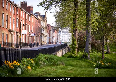 Preston in Lancashire, Winckley Square un parco pubblico del centro città un tempo di proprietà di Thomas Winckley, e le grandi case cittadine georgiane (ora uffici) Foto Stock