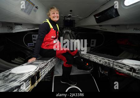 Lo skipper PIP Hare si pone per una fotografia nella sua cabina a bordo della sua barca, Medallia, a Poole Quay, Dorset, davanti alla gara dell'oceano Artico Vendee. La gara unica è la prima gara di qualificazione per il Vendee Globe 2024, dove gli skipper dovranno affrontare condizioni meteorologiche difficili, Temperature fredde e mari ruvidi della latitudine nord come partono da Les Sables-d????Olonne nella regione di Vendee in Francia il 12 giugno prima di andare in Islanda e tornare in Francia. Data foto: Mercoledì 25 maggio 2022. Foto Stock