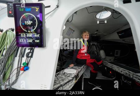 Lo skipper PIP Hare si pone per una fotografia nella sua cabina a bordo della sua barca, Medallia, a Poole Quay, Dorset, davanti alla gara dell'oceano Artico Vendee. La gara unica è la prima gara di qualificazione per il Vendee Globe 2024, dove gli skipper dovranno affrontare condizioni meteorologiche difficili, Temperature fredde e mari ruvidi della latitudine nord come partono da Les Sables-d????Olonne nella regione di Vendee in Francia il 12 giugno prima di andare in Islanda e tornare in Francia. Data foto: Mercoledì 25 maggio 2022. Foto Stock
