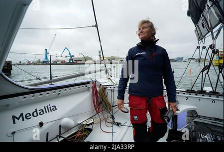 Lo skipper PIP Hare si pone per una fotografia a bordo della sua barca, Medallia, a Poole Quay, Dorset, davanti alla razza dell'oceano Artico Vendee. La gara unica è la prima gara di qualificazione per il Vendee Globe 2024, dove gli skipper dovranno affrontare condizioni meteorologiche difficili, Temperature fredde e mari ruvidi della latitudine nord come partono da Les Sables-d????Olonne nella regione di Vendee in Francia il 12 giugno prima di andare in Islanda e tornare in Francia. Data foto: Mercoledì 25 maggio 2022. Foto Stock