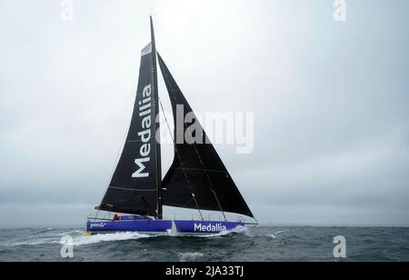 Lo skipper PIP Hare veleggia la sua barca, Medallia, a Poole Bay nel Dorset durante un'anteprima della stampa in vista della gara dell'oceano artico di Vendee. La gara unica è la prima gara di qualificazione per il Vendee Globe 2024, dove gli skipper dovranno affrontare condizioni meteorologiche difficili, Temperature fredde e mari ruvidi della latitudine nord come partono da Les Sables-d????Olonne nella regione di Vendee in Francia il 12 giugno prima di andare in Islanda e tornare in Francia. Data foto: Mercoledì 25 maggio 2022. Foto Stock