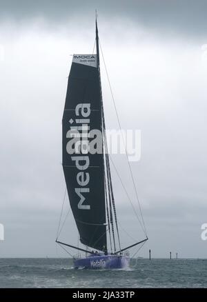 Lo skipper PIP Hare veleggia la sua barca, Medallia, a Poole Bay nel Dorset durante un'anteprima della stampa in vista della gara dell'oceano artico di Vendee. La gara unica è la prima gara di qualificazione per il Vendee Globe 2024, dove gli skipper dovranno affrontare condizioni meteorologiche difficili, Temperature fredde e mari ruvidi della latitudine nord come partono da Les Sables-d????Olonne nella regione di Vendee in Francia il 12 giugno prima di andare in Islanda e tornare in Francia. Data foto: Mercoledì 25 maggio 2022. Foto Stock