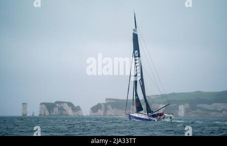 Lo skipper PIP Hare veleggia la sua barca, Medallia, verso Old Harry Rocks nel Dorset durante un'anteprima della stampa in vista della gara dell'oceano artico di Vendee. La gara unica è la prima gara di qualificazione per il Vendee Globe 2024, dove gli skipper dovranno affrontare condizioni meteorologiche difficili, Temperature fredde e mari ruvidi della latitudine nord come partono da Les Sables-d????Olonne nella regione di Vendee in Francia il 12 giugno prima di andare in Islanda e tornare in Francia. Data foto: Mercoledì 25 maggio 2022. Foto Stock