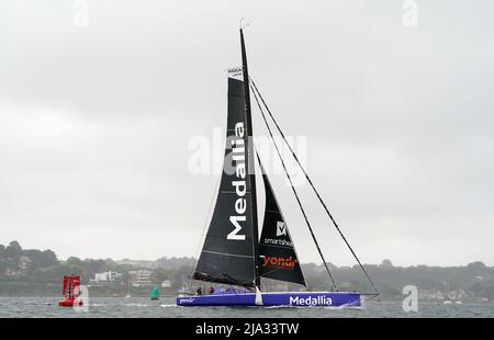 Lo skipper PIP Hare veleggia la sua barca, Medallia, verso Poole Bay a Dorset durante un'anteprima stampa in vista della gara dell'oceano artico di Vendee. La gara unica è la prima gara di qualificazione per il Vendee Globe 2024, dove gli skipper dovranno affrontare condizioni meteorologiche difficili, Temperature fredde e mari ruvidi della latitudine nord come partono da Les Sables-d????Olonne nella regione di Vendee in Francia il 12 giugno prima di andare in Islanda e tornare in Francia. Data foto: Mercoledì 25 maggio 2022. Foto Stock