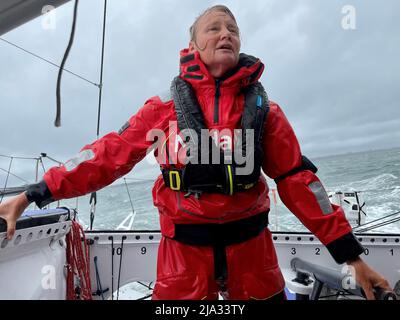 Lo skipper PIP Hare veleggia la sua barca, Medallia, verso Poole Bay a Dorset durante un'anteprima stampa in vista della gara dell'oceano artico di Vendee. La gara unica è la prima gara di qualificazione per il Vendee Globe 2024, dove gli skipper dovranno affrontare condizioni meteorologiche difficili, Temperature fredde e mari ruvidi della latitudine nord come partono da Les Sables-d????Olonne nella regione di Vendee in Francia il 12 giugno prima di andare in Islanda e tornare in Francia. Data foto: Mercoledì 25 maggio 2022. Foto Stock