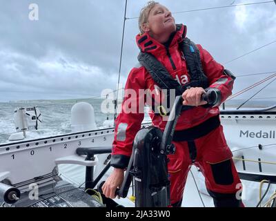 Lo skipper PIP Hare veleggia la sua barca, Medallia, verso Poole Bay a Dorset durante un'anteprima stampa in vista della gara dell'oceano artico di Vendee. La gara unica è la prima gara di qualificazione per il Vendee Globe 2024, dove gli skipper dovranno affrontare condizioni meteorologiche difficili, Temperature fredde e mari ruvidi della latitudine nord come partono da Les Sables-d????Olonne nella regione di Vendee in Francia il 12 giugno prima di andare in Islanda e tornare in Francia. Data foto: Mercoledì 25 maggio 2022. Foto Stock