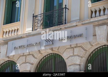 Heraklion, Grecia 15 maggio 2022, il logo del marchio della 'Piraeus Bank' di fronte ad una filiale di Heraklion Foto Stock