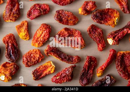 Fette di pomodori secchi, vista dall'alto Foto Stock