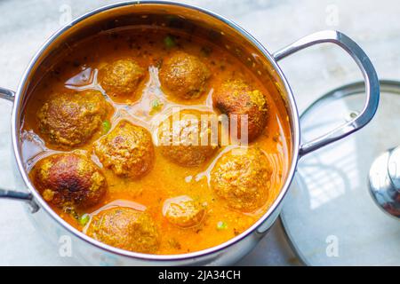 Famoso curry indiano 'Banana Kofta', fatto di banana cruda è pronto per servire Foto Stock