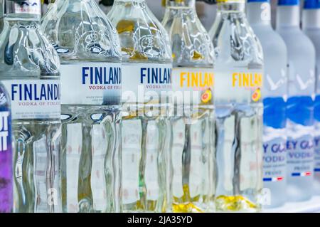 Mosca, Russia - 12 marzo 2018: Finlandia vodka. Il famoso marchio vodka. Prodotto alcolico in un negozio. Foto Stock