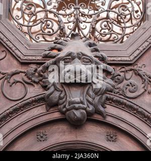 Porta in ghisa con testa di leone. Foto Stock