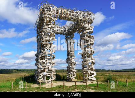 Nikola-Lenivec, Russia - 16 settembre 2017: Sculture in legno nel Parco Nazionale Nikola Lenivets, Regione Kaluga, Russia. Foto Stock