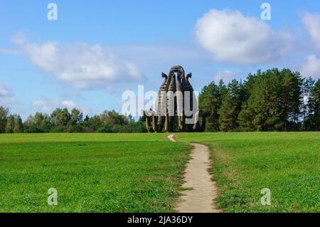 Nikola-Lenivec, Russia - 16 settembre 2017: Sculture in legno nel Parco Nazionale Nikola Lenivets, Regione Kaluga, Russia. Foto Stock