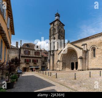 Beaulieu-sur-Dordogne, Francia - 13 maggio, 2022: Vista della storica Abbazia di Saint Pierre a Beaulieu-sur-Dordogne Foto Stock