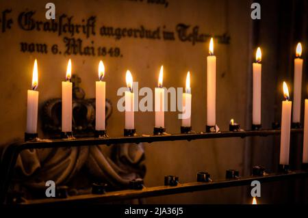 Molte candele accese con profondità di campo ridotta. Foto Stock