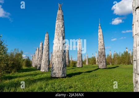 Nikola-Lenivec, Russia - 16 settembre 2017: Sculture in legno nel Parco Nazionale Nikola Lenivets, Regione Kaluga, Russia. Foto Stock