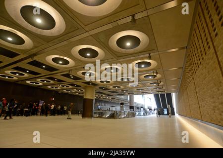 Il grande nuovo atrio alla stazione di Paddington sulla Crossrail Elizabeth Line il giorno di apertura, 24th maggio 2022 Foto Stock
