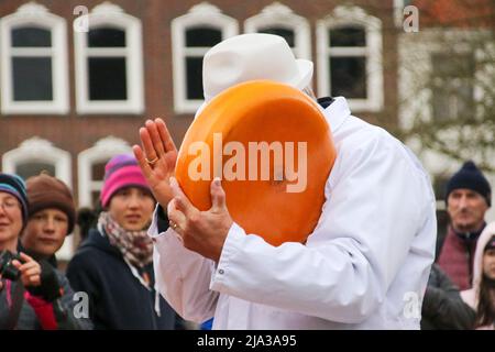 Gouda - Olanda -2022 - inizio del mercato turistico del formaggio con bambini e vecchi agricoltori e produttori di formaggio per demontrare il formaggio che vende dal Foto Stock