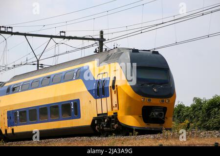 Treno interurbano a due piani sulla pista di Moordrecht in direzione di Gouda nei Paesi Bassi. Foto Stock