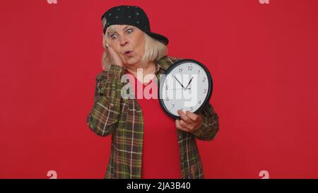 Donna anziana confusa con ansia controllo tempo su orologio che funziona tardi al lavoro, essendo ritardo scadenza Foto Stock