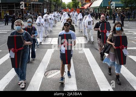 New York, Stati Uniti. 26th maggio 2022. Onorando le vittime della sparatoria di massa di Uvalde, Gays Against Guns and Allies marciano a Times Square a New York, New York, il 26 maggio 2022. (Foto di Gabriele Holtermann/Sipa USA) Credit: Sipa USA/Alamy Live News Foto Stock