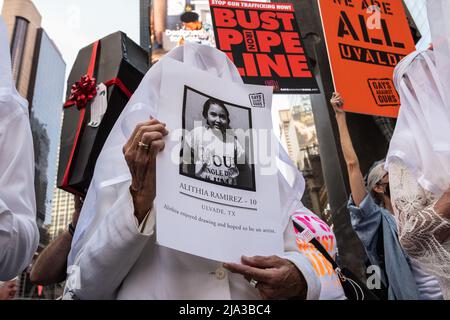 New York, Stati Uniti. 26th maggio 2022. Le Gays Against Guns 'Human Gesses' portano poster con immagini delle vittime della sparatoria di massa a Uvalde, Texas, in una marcia a New York, New York, il 26 maggio 2022. (Foto di Gabriele Holtermann/Sipa USA) Credit: Sipa USA/Alamy Live News Foto Stock