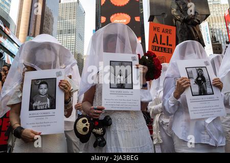 New York, Stati Uniti. 26th maggio 2022. Le Gays Against Guns 'Human Gesses' portano poster con immagini delle vittime della sparatoria di massa a Uvalde, Texas, in una marcia a New York, New York, il 26 maggio 2022. (Foto di Gabriele Holtermann/Sipa USA) Credit: Sipa USA/Alamy Live News Foto Stock