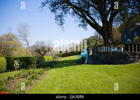 I giardini della casa di Clough Williams Ellis a Plas Brondanw nel Galles del Nord Foto Stock