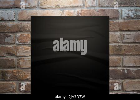 Poster nero pulito sulla parete di mattoni con lampada sopra Foto Stock