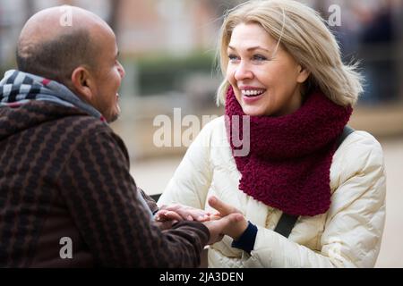 Coppia matura felice che parla all'aperto. Foto Stock