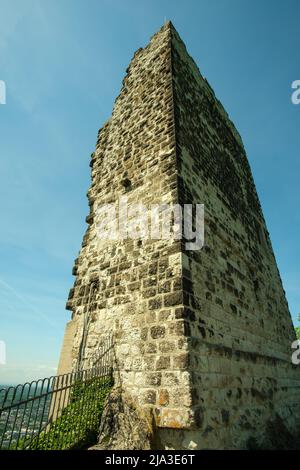 Vista della roccia di Drachenfels vicino alla città di Königswinter in Germania Foto Stock