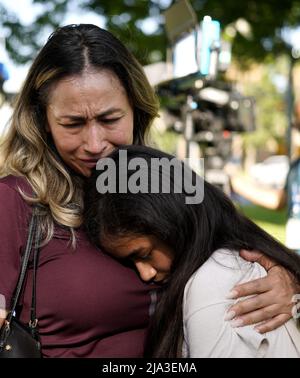 Uvalde, Stati Uniti. 26th maggio 2022. Le persone piangono per le vittime di un tiro di massa scolastico a Uvalde, Texas, Stati Uniti, 26 maggio 2022. Almeno 19 bambini e due adulti sono stati uccisi in un tiro alla Robb Elementary School nella città di Uvalde, Texas, martedì. Credit: WU Xiaoling/Xinhua/Alamy Live News Foto Stock