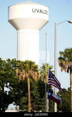 Uvalde, Stati Uniti. 26th maggio 2022. Bandiere volano a metà personale a Uvalde, Texas, Stati Uniti, 26 maggio 2022. Almeno 19 bambini e due adulti sono stati uccisi in un tiro alla Robb Elementary School nella città di Uvalde, Texas, martedì. Credit: WU Xiaoling/Xinhua/Alamy Live News Foto Stock