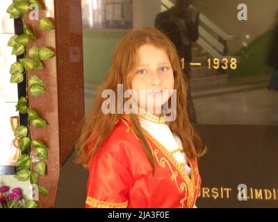 ragazza turca dagli occhi blu con capelli ondulati in un abito folcloristico Foto Stock