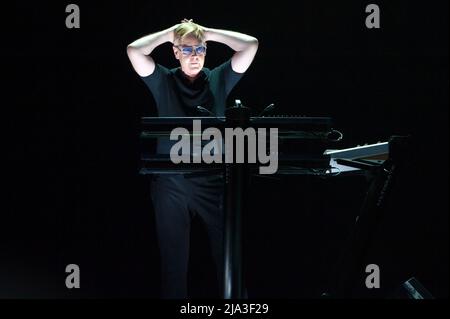 Milano Italia 2013-07-18 : concerto dal vivo di Depeche Mode allo Stadio San Siro, Delta Machine Tour, il tastierista Fletch, Andrew John Fletcher, durante lo spettacolo Foto Stock