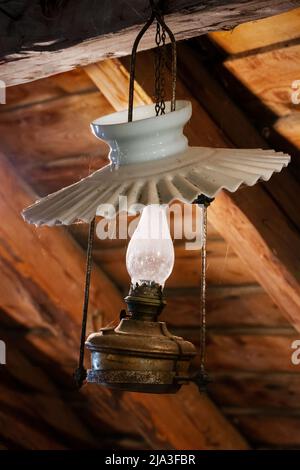 Vista di una vecchia lampada ad olio in soffitta. Foto Stock