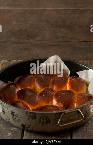 Torte al forno in una padella su tavole di legno. Cucina Foto Stock