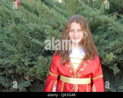 ragazza turca dagli occhi blu con capelli ondulati in un abito folcloristico Foto Stock