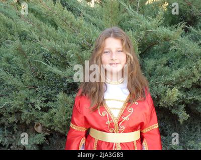 ragazza turca dagli occhi blu con capelli ondulati in un abito folcloristico Foto Stock