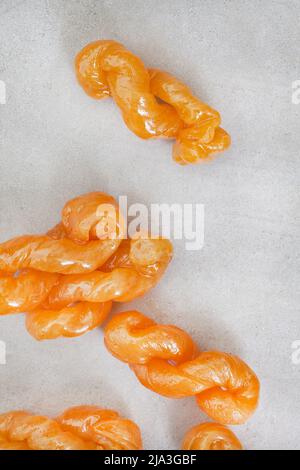 Delizioso, dorato, sciroppo beve sudafricano tradizionale koeksuore Foto Stock