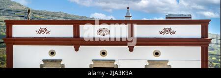 Architettura tipica di edifici rustici Algarve con intricati disegni di platbands. Foto Stock