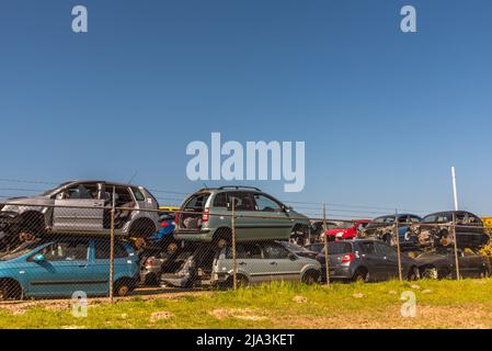 Den Helder, Olanda, maggio 2022. Accatastati vecchi veicoli in un deposito. Foto di alta qualità Foto Stock