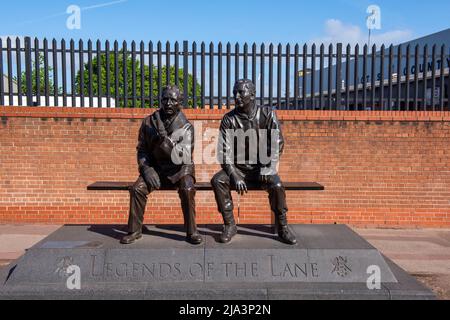 Leggende della statua di bronzo di Lane fuori dallo stadio di calcio di Meadow Lane a Nottingham, Nottinghamshire Inghilterra UK Foto Stock